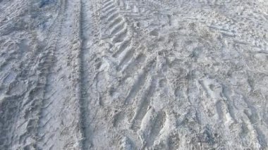 Kumda traktör izleri var.