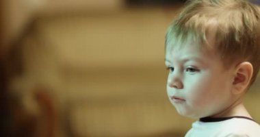 Oğlan televizyon izler ve yer.