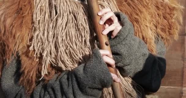 Tocando la flauta de madera — Vídeos de Stock