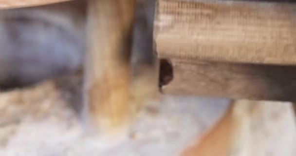 Деревянная ручная мельница — стоковое видео