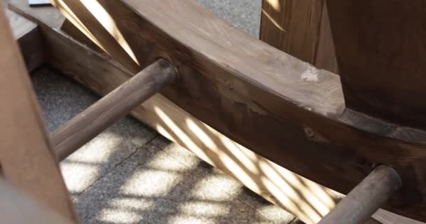 Ruedas de madera para rotar un molino de mano — Vídeo de stock
