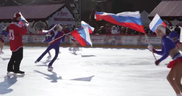 Eiskunstlauf mit der Flagge Russlands auf der Eisbahn am Roten Platz — Stockvideo