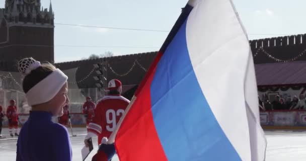 Műkorcsolyázás Oroszország zászlajával a jégpályán a Vörös téren — Stock videók