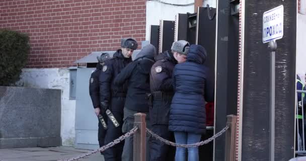 Polizeiliche Kontrolle der Besucher — Stockvideo