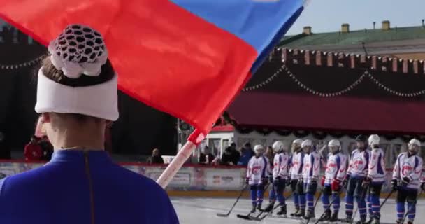 Orosz zászló a korcsolyapályán — Stock videók