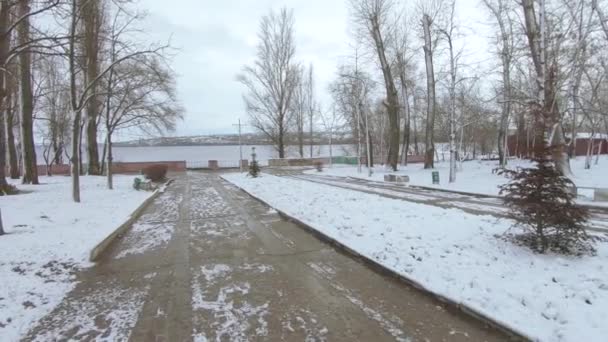 Zasněžená ulička ve staré části sídliště Pridněprovsk — Stock video