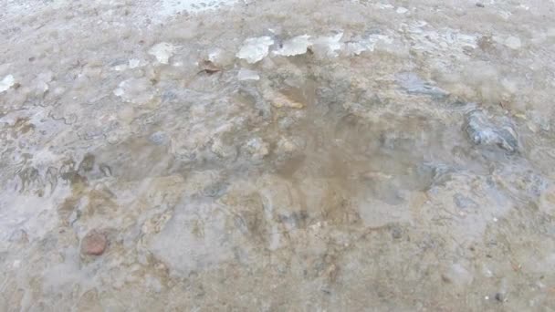 Талая вода в бетоне — стоковое видео