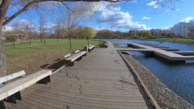 Duba üzerinde ahşap dinlenme alanı