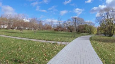 Göletin yanındaki sokakta.