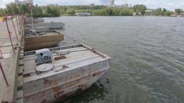 Pantone köprüsü nehrin üzerinde