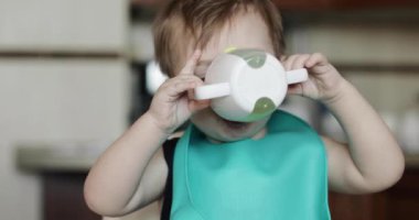 Çocuk bir içiciden içer.