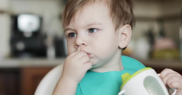 Jongen drinkt van een drinker — Stockvideo