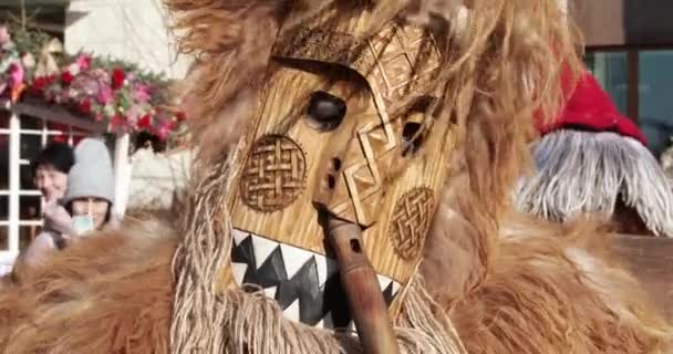 Tocando la flauta de madera por el animador en Shrovetide — Vídeos de Stock