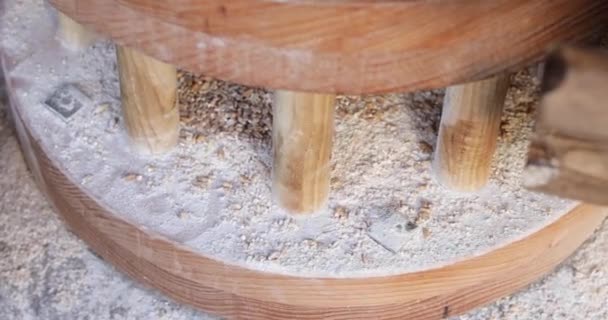 Molino manual de madera — Vídeo de stock