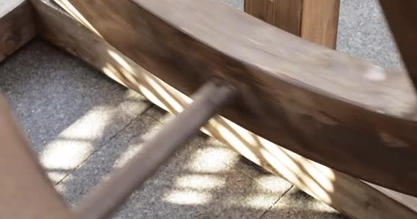 Rodas de madeira para girar um moinho de mão — Vídeo de Stock