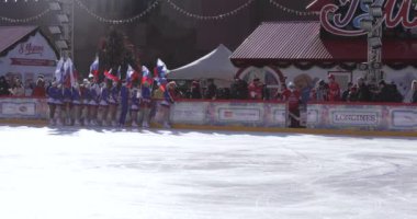 Dostça bir hokey maçı