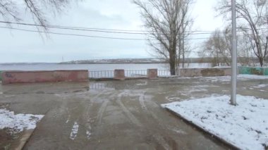 Pridneprovsk konutlarının eski parkındaki Dinyeper Nehri 'nin seti.