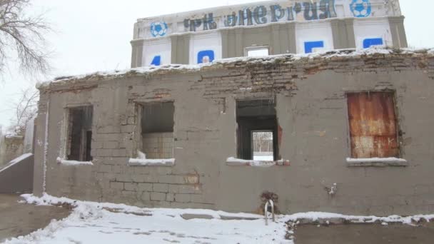 Penceresi olmayan terk edilmiş bina, inşaat ve Vanguard Stadyumu 'nun atıkları. — Stok video