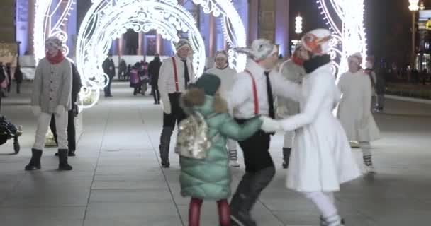 Animateurs dansants à l'ouverture de la patinoire principale en Russie — Video