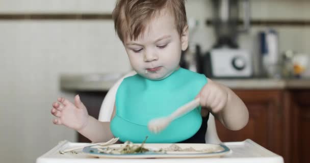 Junge isst Hühnerbrei — Stockvideo