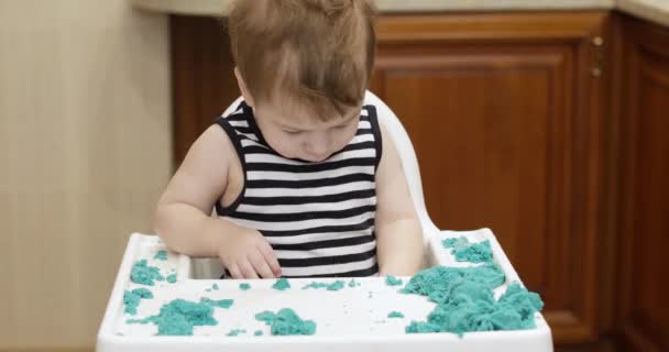 Boy plays with kinetic sand — Stock Video