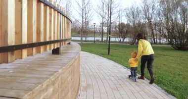 Annem scooter sürmeyi öğretiyor.