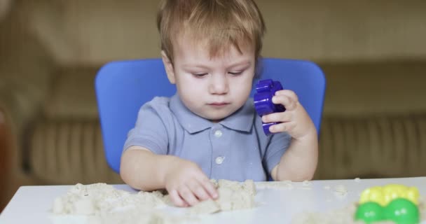 Child plays artificial blue — Stock Video