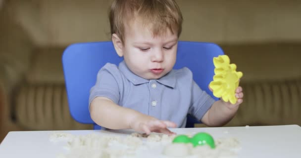 Mãe ensina seu filho — Vídeo de Stock