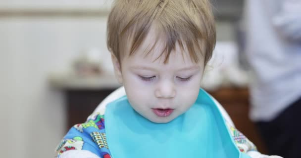 Baby boy eats spaghetti — Stock Video