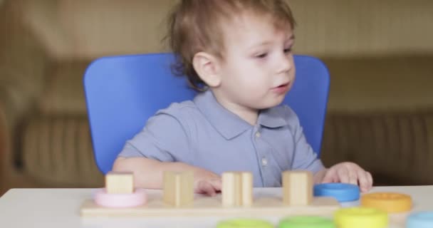 Enfant met un puzzle en bois — Video