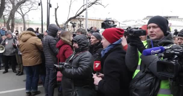 Δημοσιογράφοι και φωτογράφοι μπροστά από το κεφάλι της φάλαγγας — Αρχείο Βίντεο