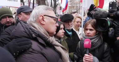 Mikhail Kasyanov röportaj yapıyor.