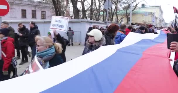 La lunga bandiera della Russia nella colonna della marcia — Video Stock