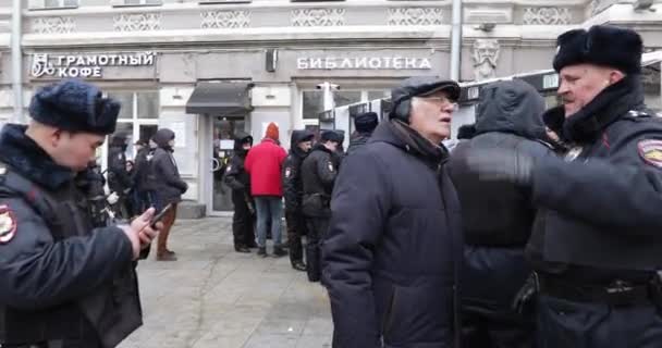 Перевірка людей і масштаби металошукача на мітингу — стокове відео