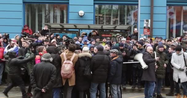 Journalister och fotografer framför marschkolonnens huvud — Stockvideo