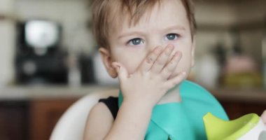 Çocuk bir içiciden içer.