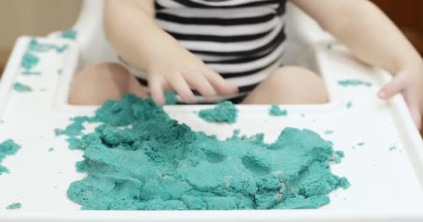 Мальчик играет с кинетическим песком — стоковое видео