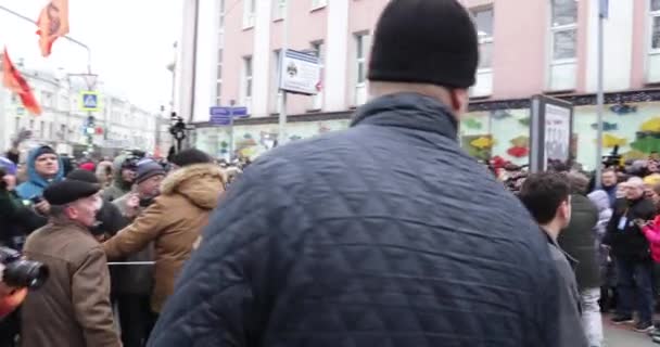 Jornalistas e fotógrafos na frente da cabeça da coluna de marcha — Vídeo de Stock