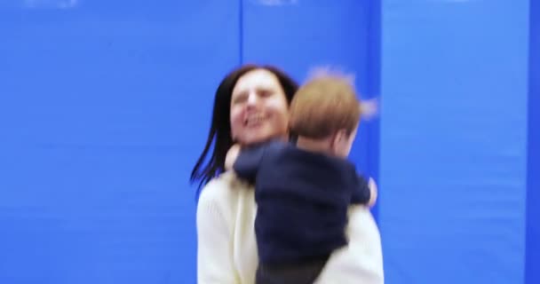 Mom and child on a trampoline — Stockvideo