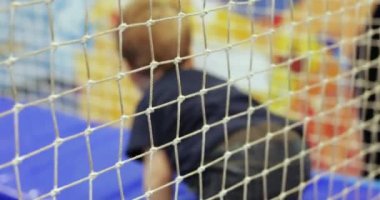 Çocuk bir çitin arkasında