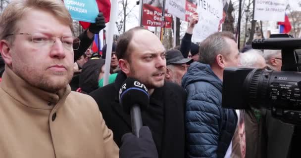 Vladimir Kara-Murza bir röportaj verdi — Stok video
