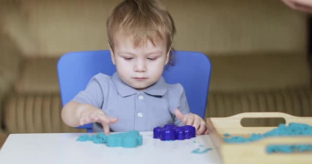 Niño juega artificial azul — Vídeo de stock