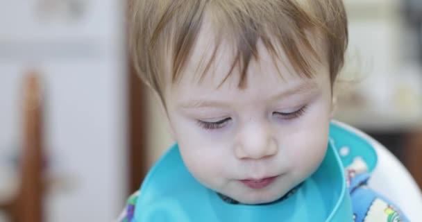 Bébé garçon mange des spaghettis — Video