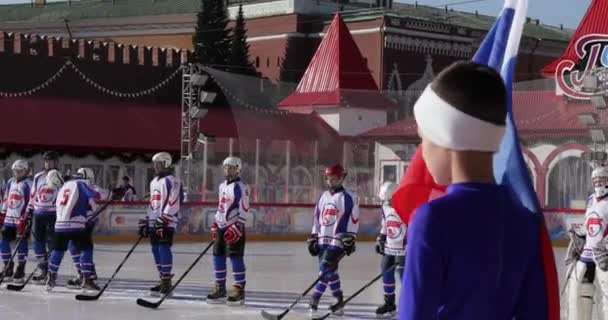 Bandera rusa en una pista de patinaje — Vídeos de Stock