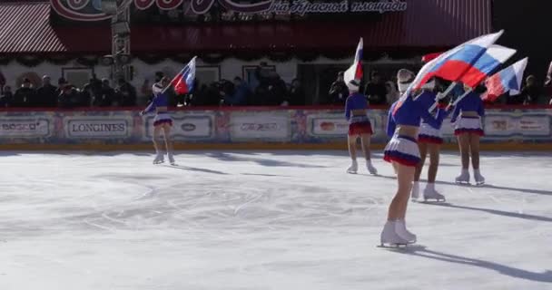 Figure skating with the flag of Russia on the ice rink on Red Square — Stock Video