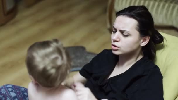 Hübsches Mädchen mit ihrem Sohn — Stockvideo