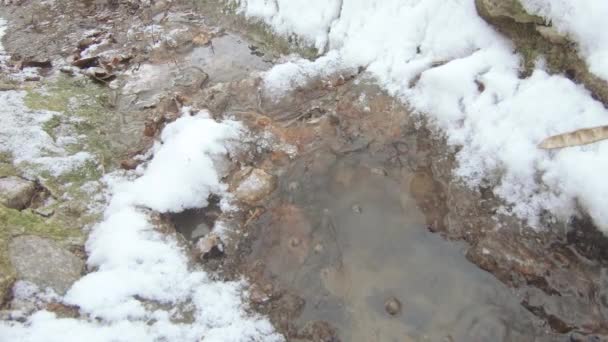 Танення води в бетоні — стокове відео