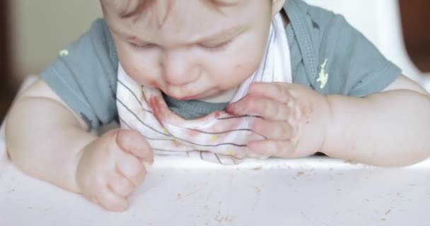 Bebê menino comer purê de groselha — Vídeo de Stock