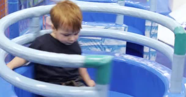 Enfant garçon sur un carrousel — Video