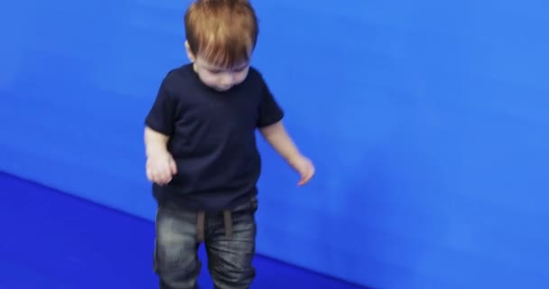 Enfant garçon sur le bord — Video